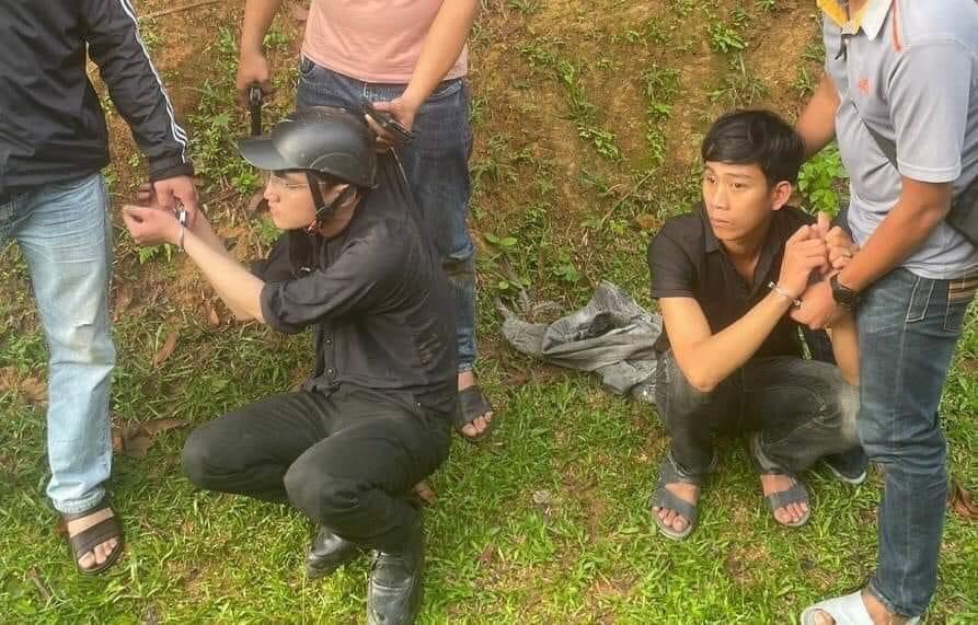 Hai nghi phạm chạy trốn đến thôn Làng Mạ, xã Ba Tô, huyện Ba Tơ, tỉnh Quảng Ngãi thì bị lực lượng công an bắt giữ. Ảnh: Công an cung cấp