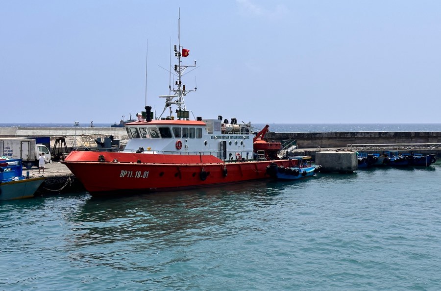 tàu BP CN-09 (BP 11.19.01) túc trực ở đảo Phú Quý ra tiếp cận tàu cá để cấp cứu nạn nhân. Ảnh: Duy Tuấn