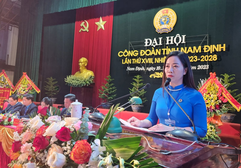 Chủ tịch LĐLĐ TP Nam Định trình bày tham luận tại đại hội. Ảnh: Lương Hà