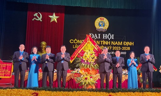 Phó Chủ tịch Thường trực Tổng LĐLĐ Việt Nam Trần Thanh Hải tặng hoa Đại hội Công đoàn tỉnh Nam Định. Ảnh: Lương Hà