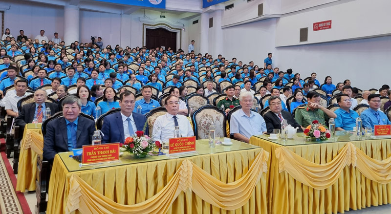 Phó Chủ tịch Tổng LĐLĐVN Trần Thanh Hải (ngoài cùng, bên trái) dự đại hội. Ảnh: Lương Hà