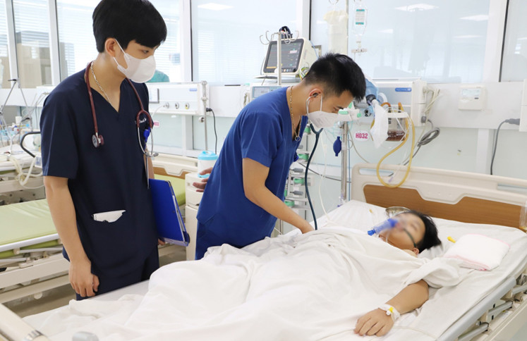 Các bác sĩ thăm khám cho người bệnh. Ảnh: Bệnh viện cung cấp