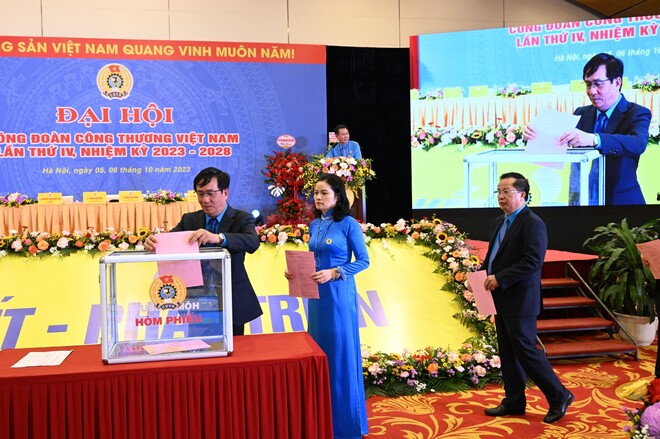 Các đại biểu bỏ phiếu bầu Ban Chấp hành Công đoàn Công Thương Việt Nam khoá IV, nhiệm kỳ 2023-2028. Ảnh: Hải Nguyễn