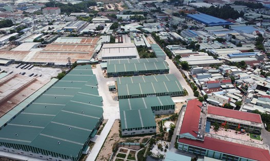 Hàng ngàn các nhà máy nằm ngoài khu công nghiệp xen kẽ với các khu dân cư tại thành phố Thuận An, Bình Dương. Ảnh: Đình Trọng