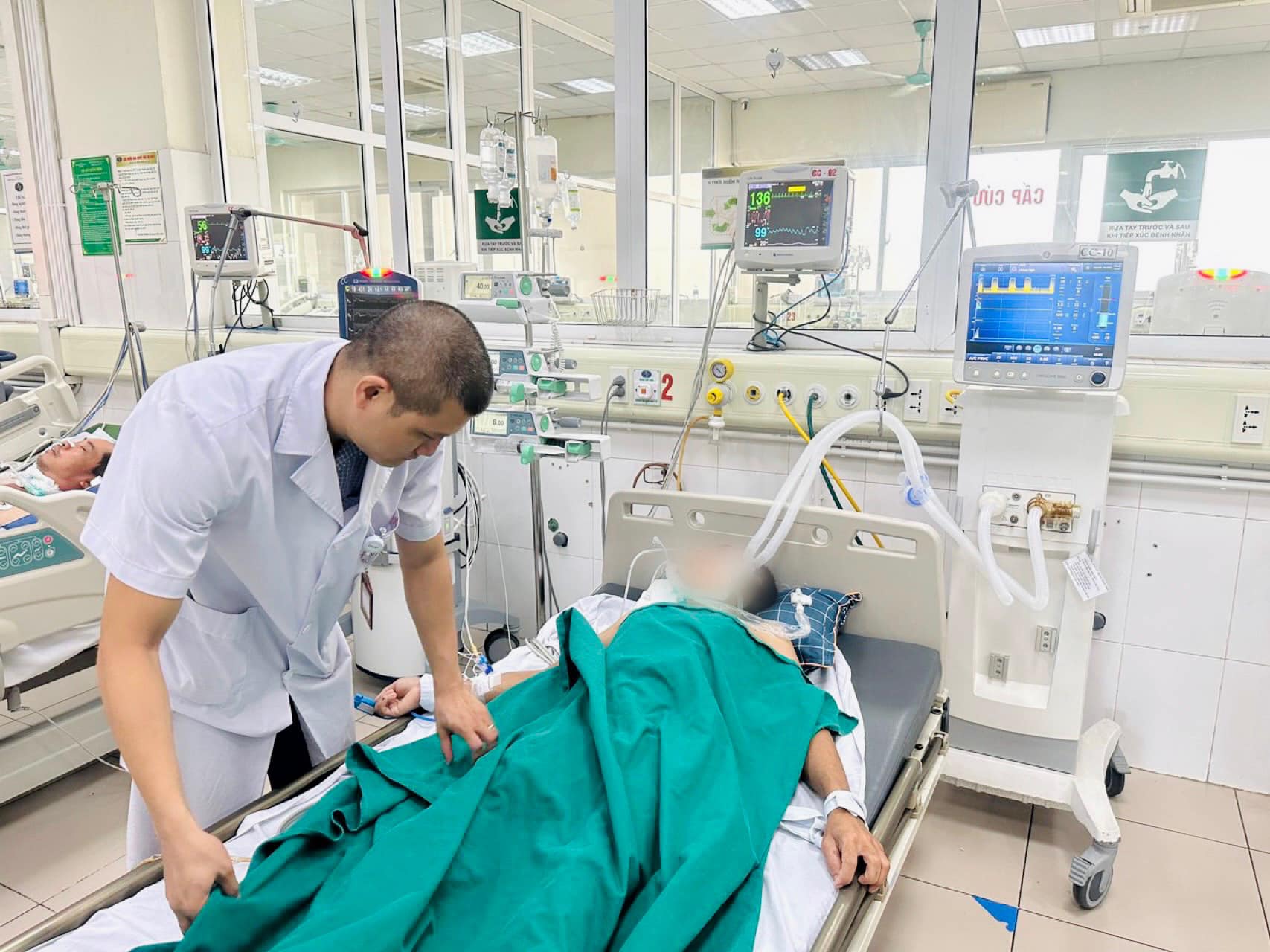 Bệnh nhân mắc bệnh dại do mèo cắn đang theo dõi tại Bệnh viện Bệnh Nhiệt đới Trung ương. Ảnh: Bệnh viện cung cấp