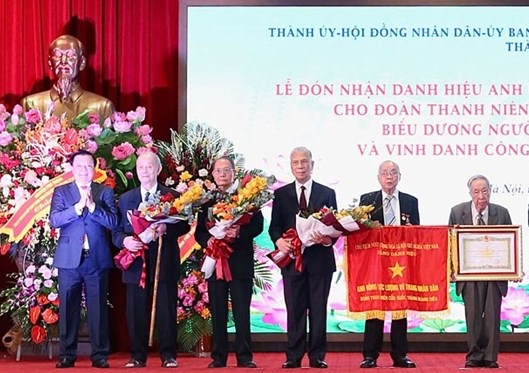 Đoàn Thanh niên cứu quốc thành Hoàng Diệu đón nhận danh hiệu Anh hùng Lực lượng vũ trang nhân dân năm 2021. Ảnh: Viết Thành