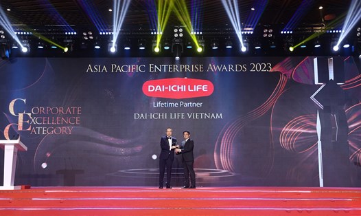 Ông Takahiro Mizukami - Giám đốc Kiểm soát Nội bộ, Dai-ichi Life Việt Nam (phải) nhận giải thưởng “Doanh nghiệp xuất sắc Châu Á” (Corporate Excellence Award). Ảnh: Dai-ichi Life 