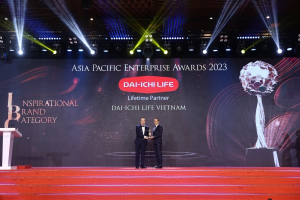 Ông Trần Châu Danh – Tổng Giám đốc Công ty Quản lý Quỹ Dai-ichi Life Việt Nam (phải) nhận giải thưởng “Thương hiệu truyền cảm hứng” (Inspirational Brand Award). Ảnh: Dai-ichi Life