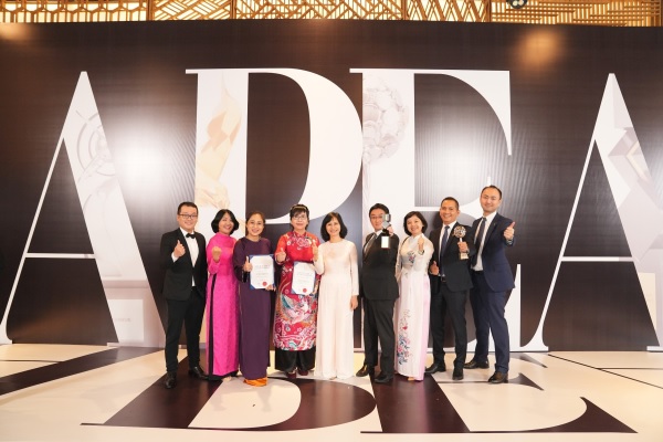 Các thành viên Ban Giám đốc Dai-ichi Life Việt Nam tại Lễ trao giải Asia Pacific Enterprise Awards 2023. Ảnh: Dai-ichi Life