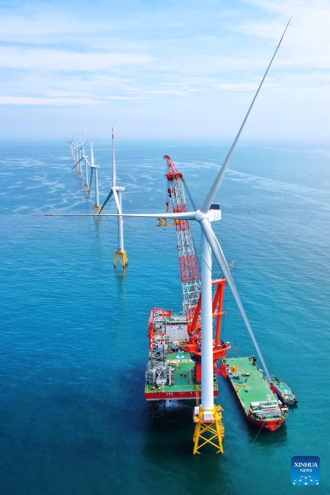 Tuabin gió ngoài khơi 16 megawatt đầu tiên trên thế giới đặt tại trang trại gió ngoài khơi Phúc Kiến do Tập đoàn Tam Hiệp Trung Quốc vận hành. Ảnh: Xinhua