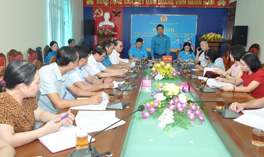 Ông Lê Quang Toản - Chủ tịch Liên đoàn Lao động tỉnh Hưng Yên phát biểu tại buổi họp báo. Ảnh: Đào Thu