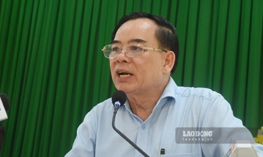 Chủ tịch UBND tỉnh Bến Tre Trần Ngọc Tam phát biểu kết luận tại buổi đối thoại với người dân về vụ ngăn chặn xe chở rác vào bãi rác An Hiệp. Ảnh: Thành Nhân
