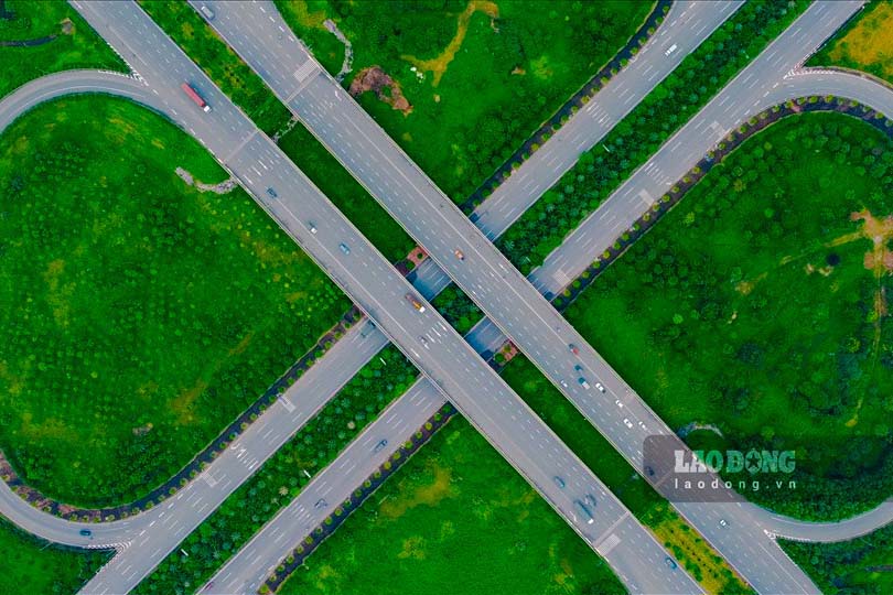 Đường Võ Nguyên Giáp (nối từ cầu Nhật Tân đến sân bay Nội Bài) là dự án có tổng mức đầu tư 6.742 tỉ đồng, tổng chiều dài tuyến là 12,1km. Con đường hoàn thành tạo thuận lợi cho sự phát triển kinh tế, xã hội của TP Hà Nội. 