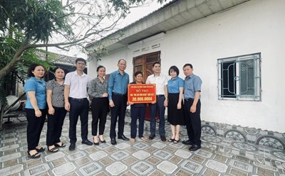 Trao Mái ấm Công đoàn cho đoàn viên có hoàn cảnh khó khăn tại huyện Sóc Sơn. Ảnh: Phạm Đông
