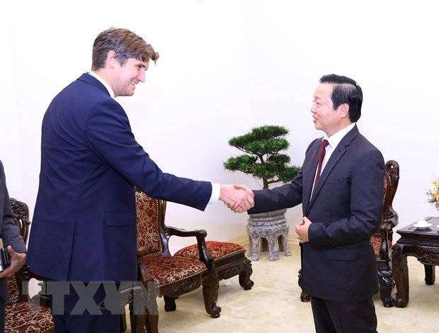 Phó Thủ tướng Chính phủ Trần Hồng Hà với ông Chris Taylor - Đặc phái viên của Vương quốc Anh về thực hiện Thoả thuận Chuyển đổi Năng lượng Công bằng. Ảnh: TTXVN
