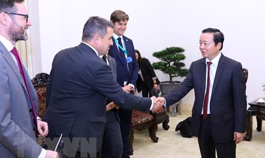 Phó Thủ tướng Chính phủ Trần Hồng Hà với ông Tibor Stelbaczky - Đặc phái viên của Liên minh châu Âu về thực hiện Thoả thuận chuyển đổi năng lượng công bằng. Ảnh: TTXVN