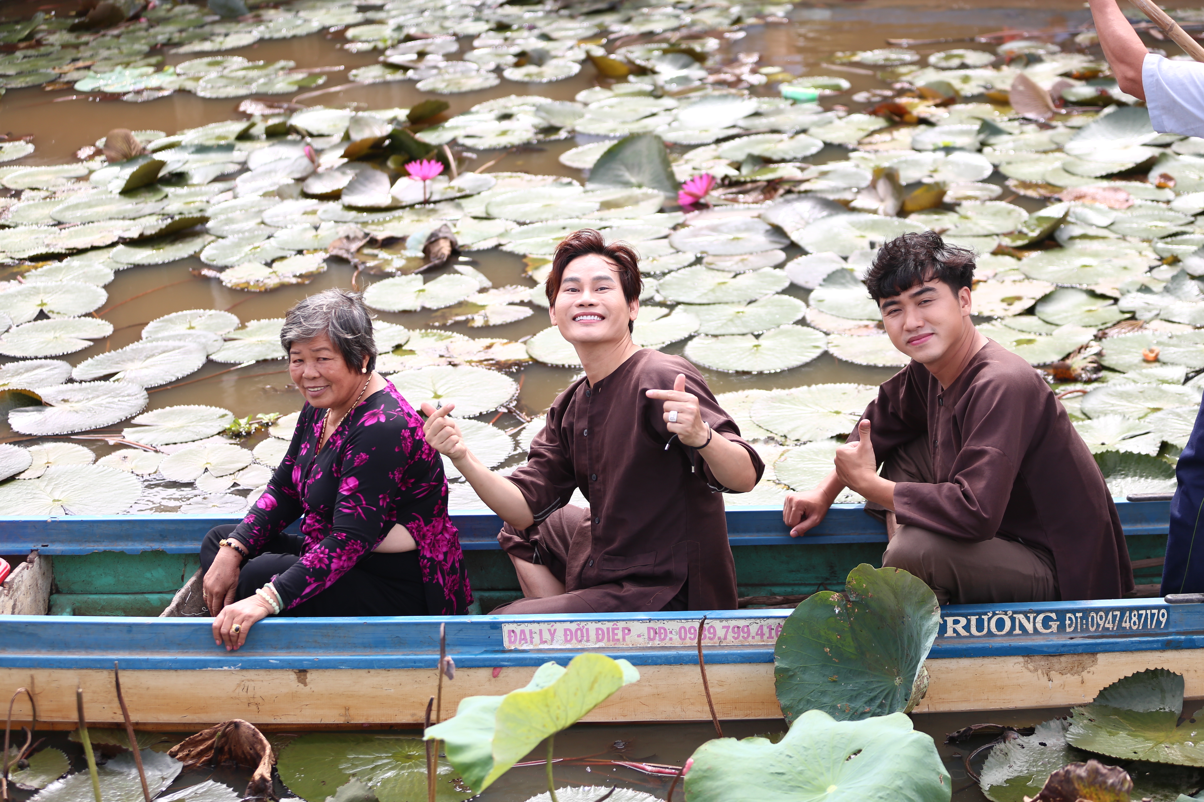 Hai nghệ sĩ tìm hiểu làng nghề đặc biệt tại Đồng Tháp. Ảnh: Bee

