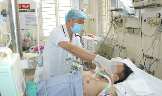 PGS.TS Đỗ Duy Cường - Giám đốc Trung tâm Bệnh nhiệt đới (Bệnh viện Bạch Mai) chăm sóc bệnh nhân sốt xuất huyết. Ảnh: Bệnh viện cung cấp