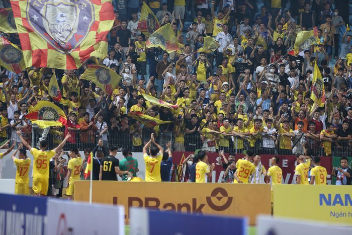 Các cầu thủ Thanh Hoá ăn mừng cùng cổ động viên đội nhà trên khán đài.