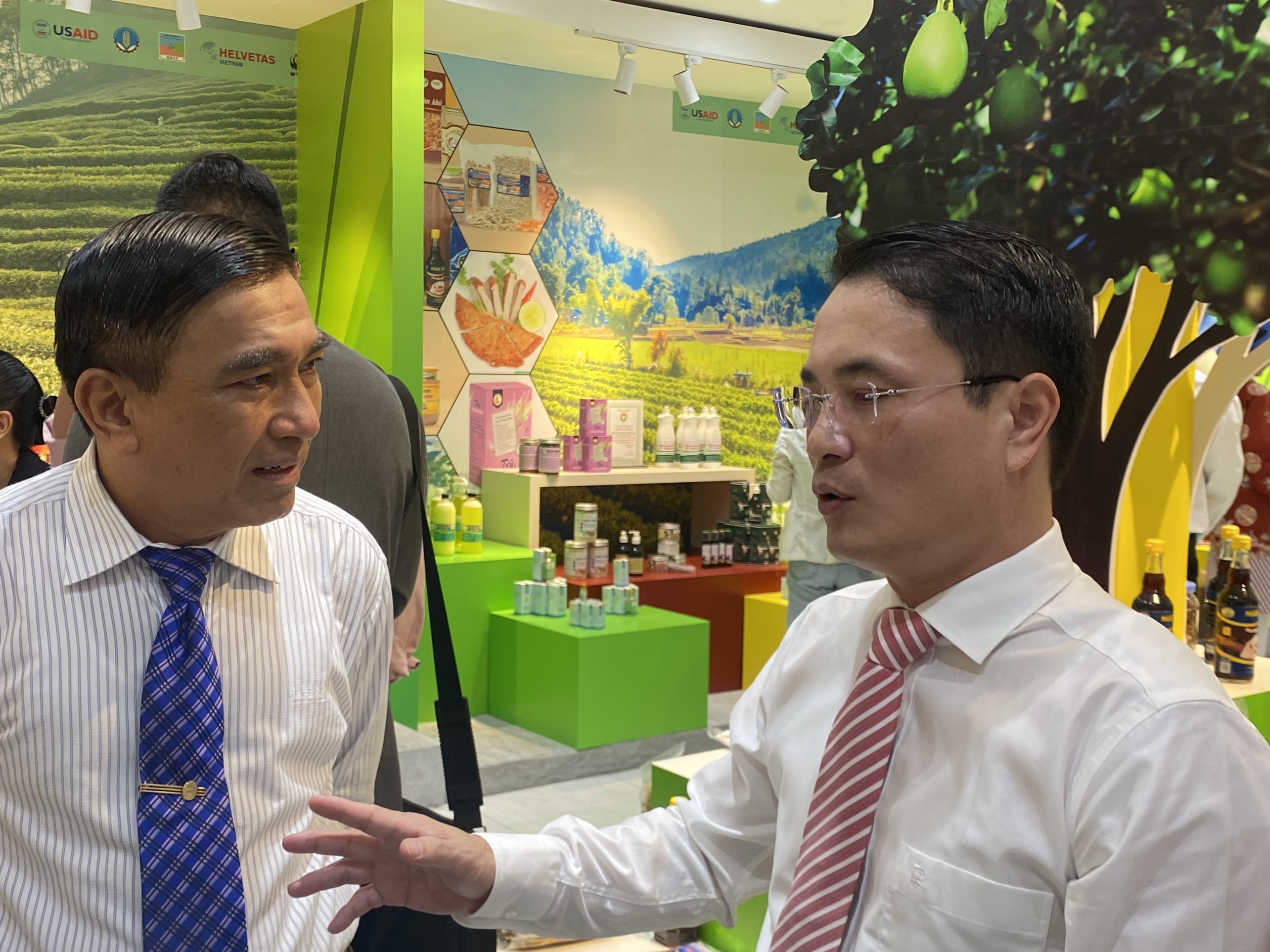 Ông Phan Hoài Nam - Phó Giám đốc Sở Công thương tỉnh Quảng Bình (phải) có những trao đổi tại buổi triển lãm. Ảnh: Lý Linh