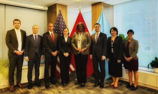 Đại sứ Đặng Hoàng Giang (thứ 3 từ phải sang) và Đại sứ Linda Thomas Greenfield (thứ 4 từ phải sang) cùng đại diện hai phái đoàn Việt - Mỹ tại buổi làm việc. Ảnh: TTXVN