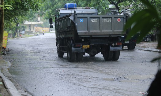 Người dân ở Đà Nẵng bức xúc vì xe quá tải cày nát đường dân sinh. Ảnh: Nguyễn Linh