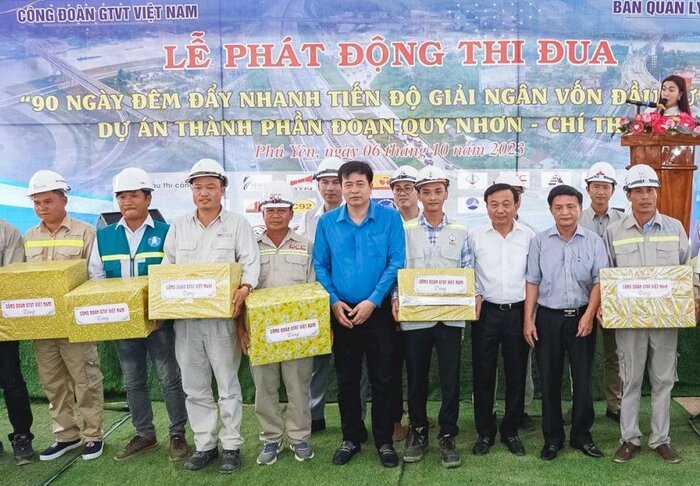 Lãnh đạo Bộ Giao thông Vận tải và Công đoàn Giao thông Vận Việt Nam tặng quà người lao động. Ảnh: Văn Quyết