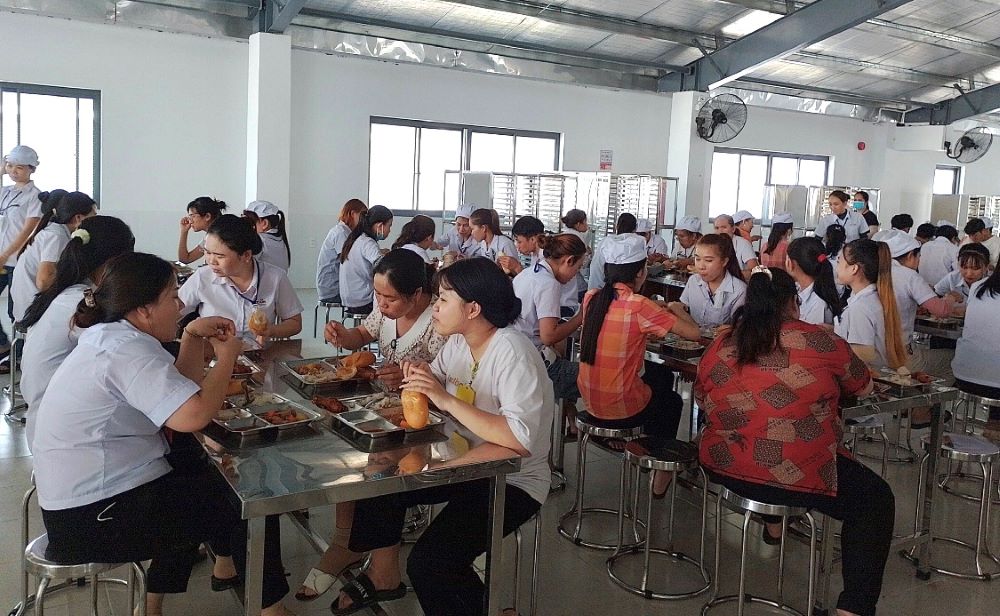 Đoàn viên, người lao động ở Công ty May Tiến Thuận được quan tâm với nhiều món ăn đa dạng. Ảnh: Hồng Vân