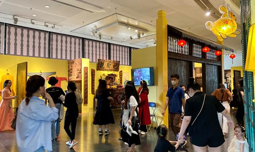 Du khách tham quan tại Bảo tàng Hà Nội. Ảnh: Ngọc Trang