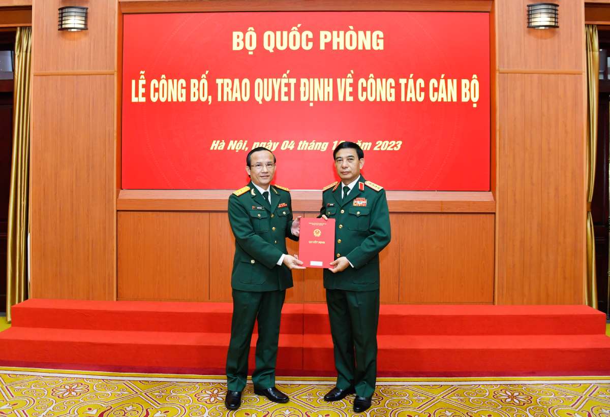 Bộ trưởng Bộ Quốc phòng Phan Văn Giang (phải) trao quyết định bổ nhiệm chức vụ Giám đốc Bệnh viện Trung ương Quân đội 108 cho Đại tá, PGS.TS. Lê Hữu Song. Ảnh: VGP