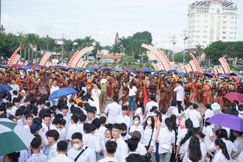 Lượng học sinh quá đông, khiến chật kín cả khu vực quảng trường Lam Sơn. Ảnh: Quách Du 