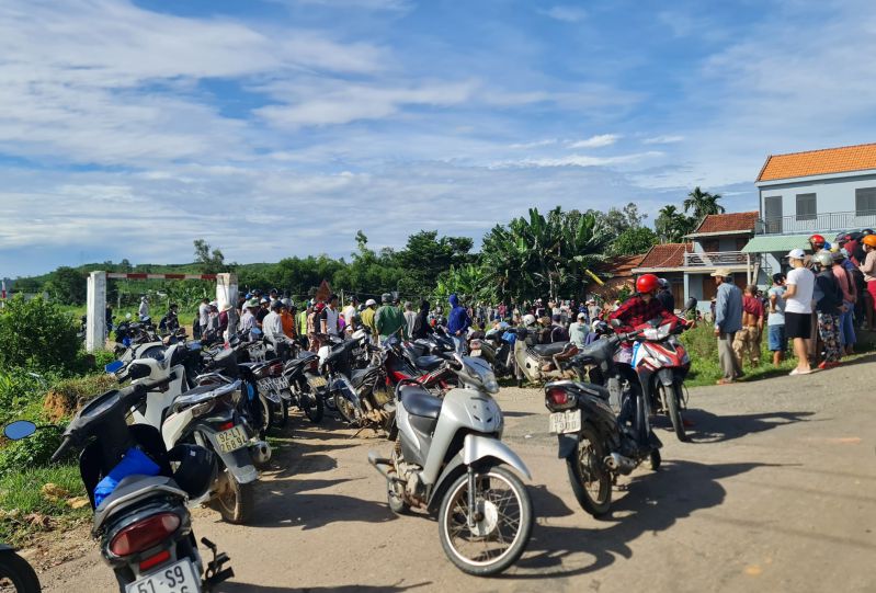 Người dân hiếu kỳ tập trung đông người tại khu vực phát hiện thi thể nạn nhân dưới mương thủy lợi Phú Ninh, Quảng Nam. Ảnh Hoàng Bin.