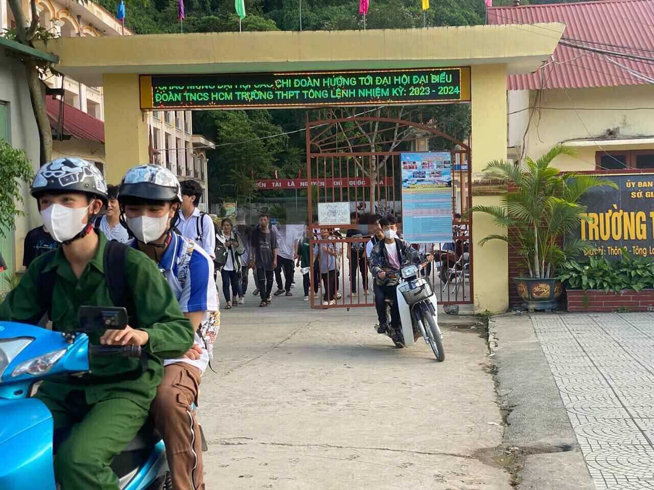 Học sinh sử dụng xe máy, xe đạp điện không đội mũ bảo hiểm sau giờ tan học tại một số điểm trường trên địa bàn huyện Thuận Châu và huyện Quỳnh Nhai.