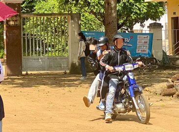 Học sinh sử dụng xe máy, xe đạp điện không đội mũ bảo hiểm sau giờ tan học tại một số điểm trường trên địa bàn huyện Thuận Châu và huyện Quỳnh Nhai.