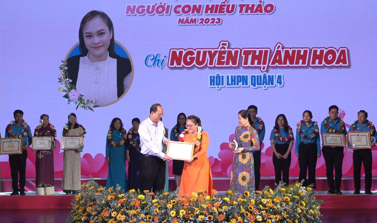 Phó bí thư Thành ủy TPHCM Nguyễn Hồ Hải trao bằng khen cho gương người con hiếu thảo. Ảnh: Huỳnh Phương
