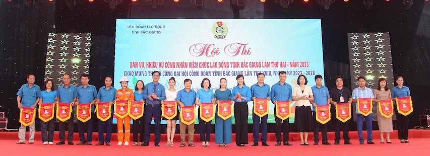 Lãnh đạo Liên đoàn Lao động tỉnh trao cờ lưu niệm cho các đội thi. Ảnh: LĐLĐ tỉnh Bắc Giang 