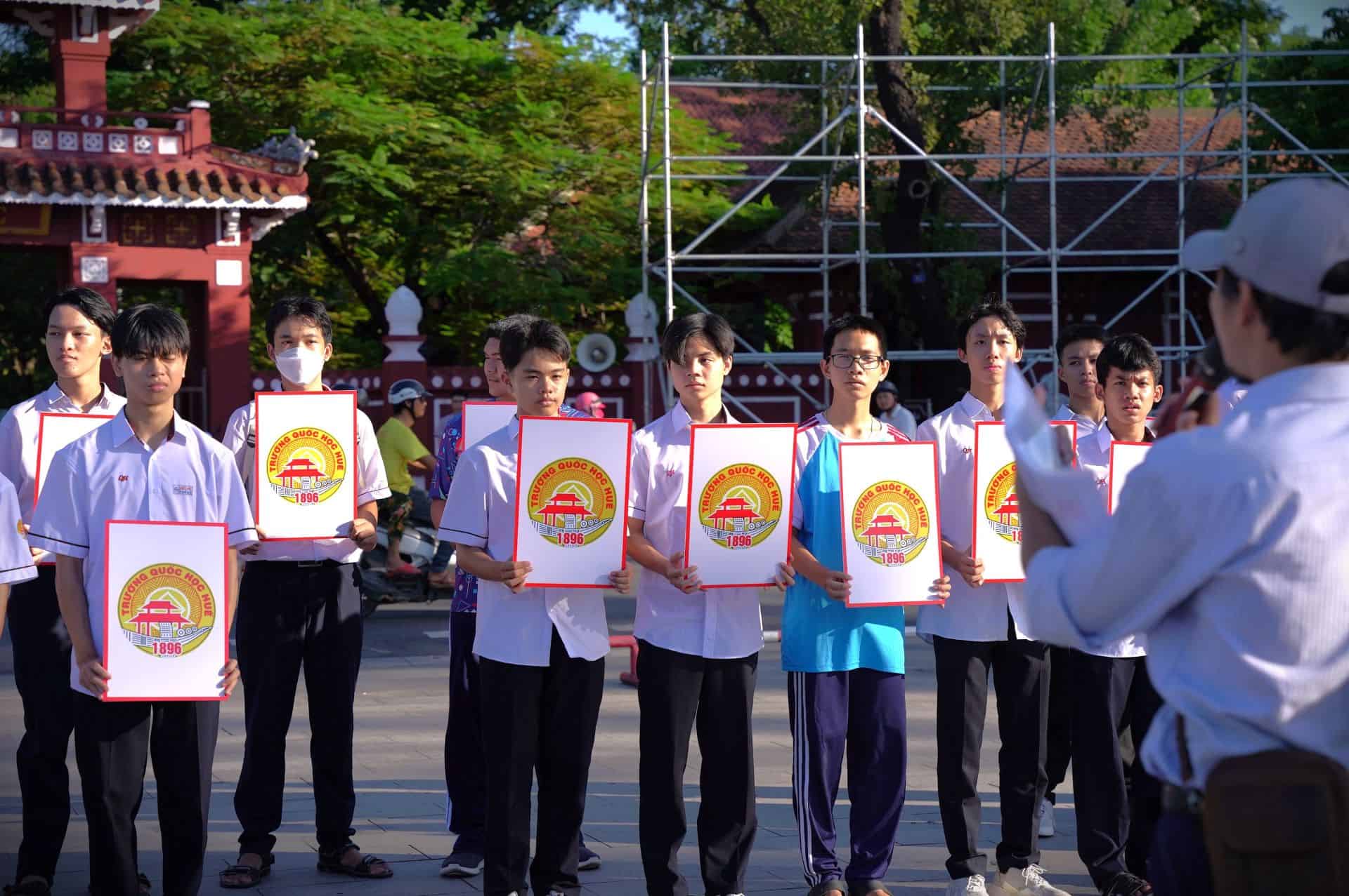 Giáo viên, học sinh tất bật diễn tập những tiết mục văn nghệ cổ động cho các thí sinh tham gia. 