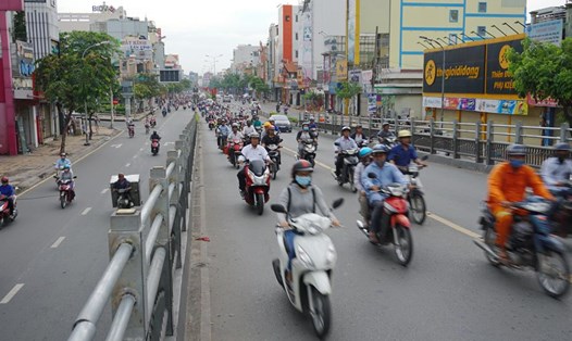 TPHCM nghiên cứu cấm xe máy lên cầu vượt thép Cộng Hòa - Hoàng Hoa Thám.  Ảnh: Minh Quân