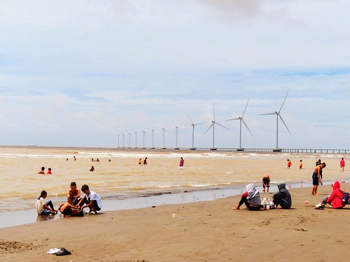 Du lịch biển Ba Động giảm hơn 17.000 lượt khách trong 9 tháng đầu năm 2023, do Quốc lộ 53 qua thị xã Duyên Hải xuống cấp nghiêm trọng. Ảnh: Hoàng Lộc