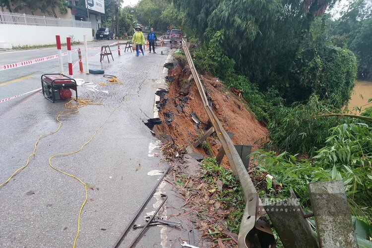 Quốc lộ 32C sạt lở nghiêm trọng sau cơn mưa lớn. Ảnh: Tô Công.