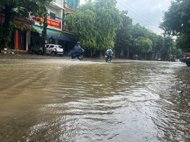 Các phương tiện di chuyển qua đây gặp nhiều khó khăn. 