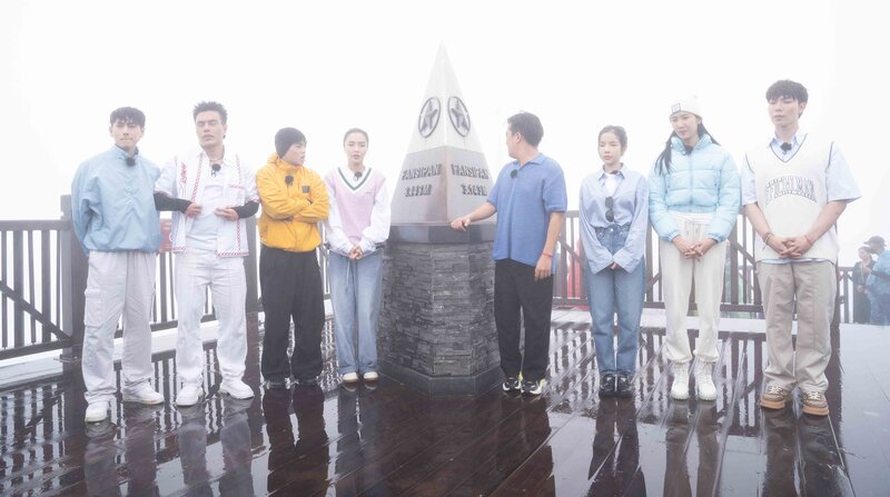 Dàn sao đã có hành trình đáng nhớ từ bản Mây đến đỉnh Fansipan. Ảnh: NSX.