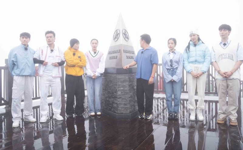 Dàn sao đã có hành trình đáng nhớ từ bản Mây đến đỉnh Fansipan. Ảnh: NSX.