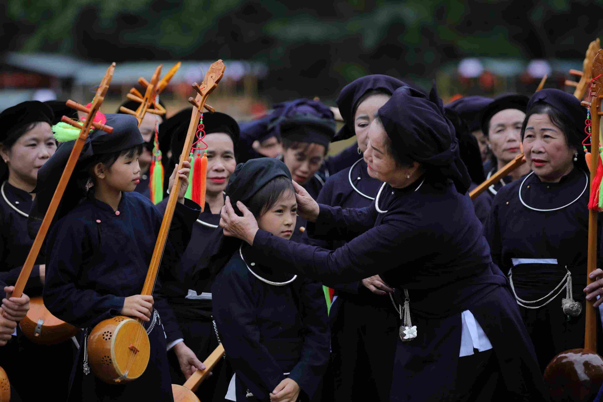 Màn công diễn hát Then, đàn Tính của 1000 người tại Lễ hội thác Bản Giốc. Ảnh: Tân Văn