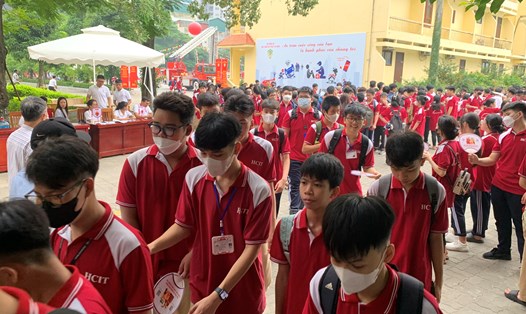 Hàng trăm học sinh, sinh viên tham gia trải nghiệm PCCC và CNCH. Ảnh: Vĩnh Hoàng
