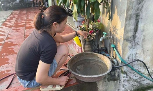 Nước sạch sinh hoạt có màu và mùi lạ tại thị trấn Bo (Kim Bôi, Hòa Bình) khiến bà con bức xúc. Ảnh: Minh Tùng