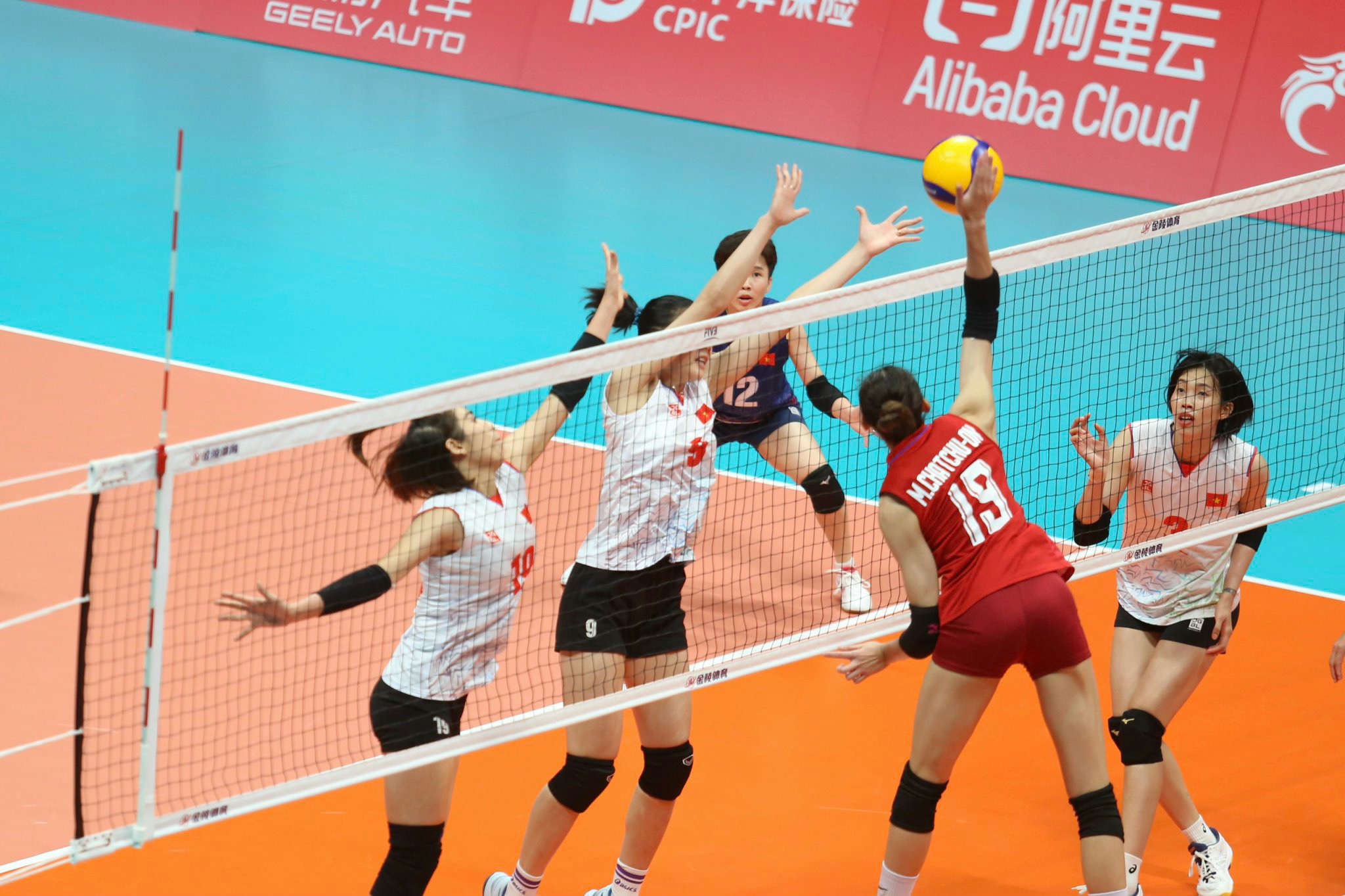 Tuyển bóng chuyền nữ Việt Nam thua Thái Lan trong trận tranh huy chương đồng. Ảnh: Đức Thiện