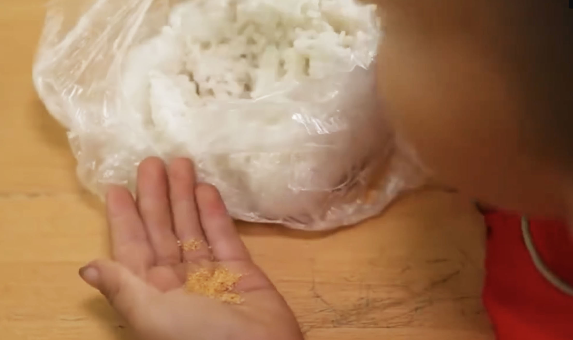 Cơm trắng ăn với muối lấy từ mì tôm đã trở thành quen thuộc với các em. Ảnh cắt từ video.
