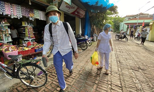 Phun thuốc diệt muỗi phòng sốt xuất huyết tại Hà Nội. Ảnh: Thùy Linh