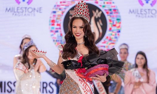 Hồng Vân đăng quang Hoa hậu Quý bà thế giới Milestone 2023. Ảnh: NVCC